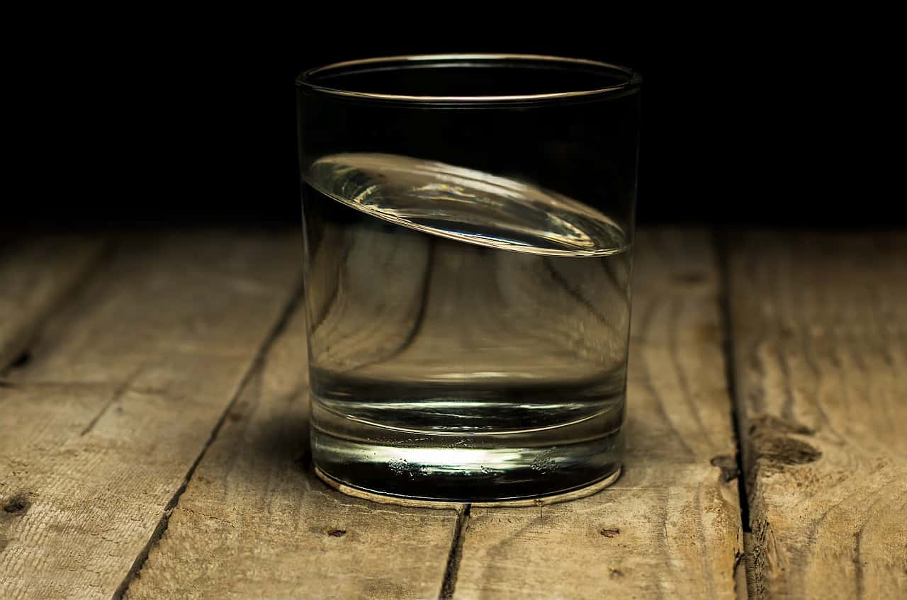 Quanta acqua bere ogni giorno e come sceglierla